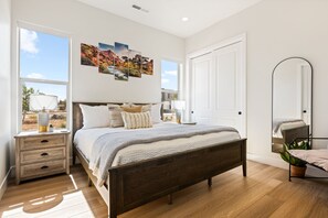 8 bedrooms, laptop workspace, iron/ironing board, cots/infant beds - Green Acres 8 Bedroom Townhouse (St. George)