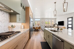 Townhome - flera sovrum | Eget kök | Kylskåp, ugn, kaffe- och tebryggare och brödrost
