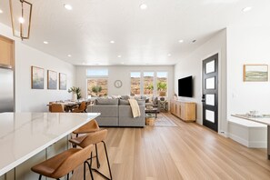 Living area - Green Acres 8 Bedroom Townhouse (St. George)