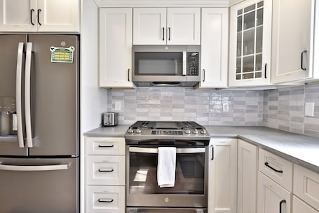 Refrigerador, horno, cafetera/tetera, tostadora