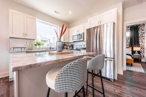 Micro-ondes, plaque de cuisson, lave-vaisselle, cafetière/bouilloire