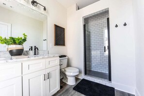 Douche, sèche-cheveux, serviettes fournies