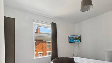 3 bedrooms, iron/ironing board, WiFi, bed sheets