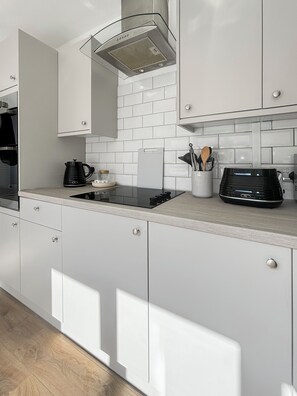 Frigorifero, microonde, forno, piano cottura