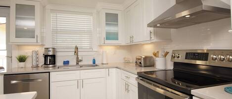 Kylskåp, mikrovågsugn, ugn och spishäll