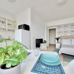 1 chambre, fer et planche à repasser