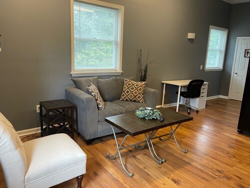 Charming 1-bedroom apartment with WiFi, AC in pleasant Hillsdale