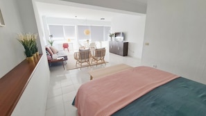1 chambre, fer et planche à repasser