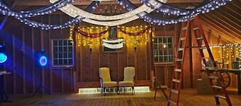 The Hive Newly Renovated Chic Farmhouse & Barn