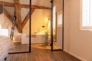 Luxury Suite, 1 King Bed, Private Bathroom, Garden View | Bathroom | Shower, eco-friendly toiletries, hair dryer, bathrobes - Quay17 (Bruges)