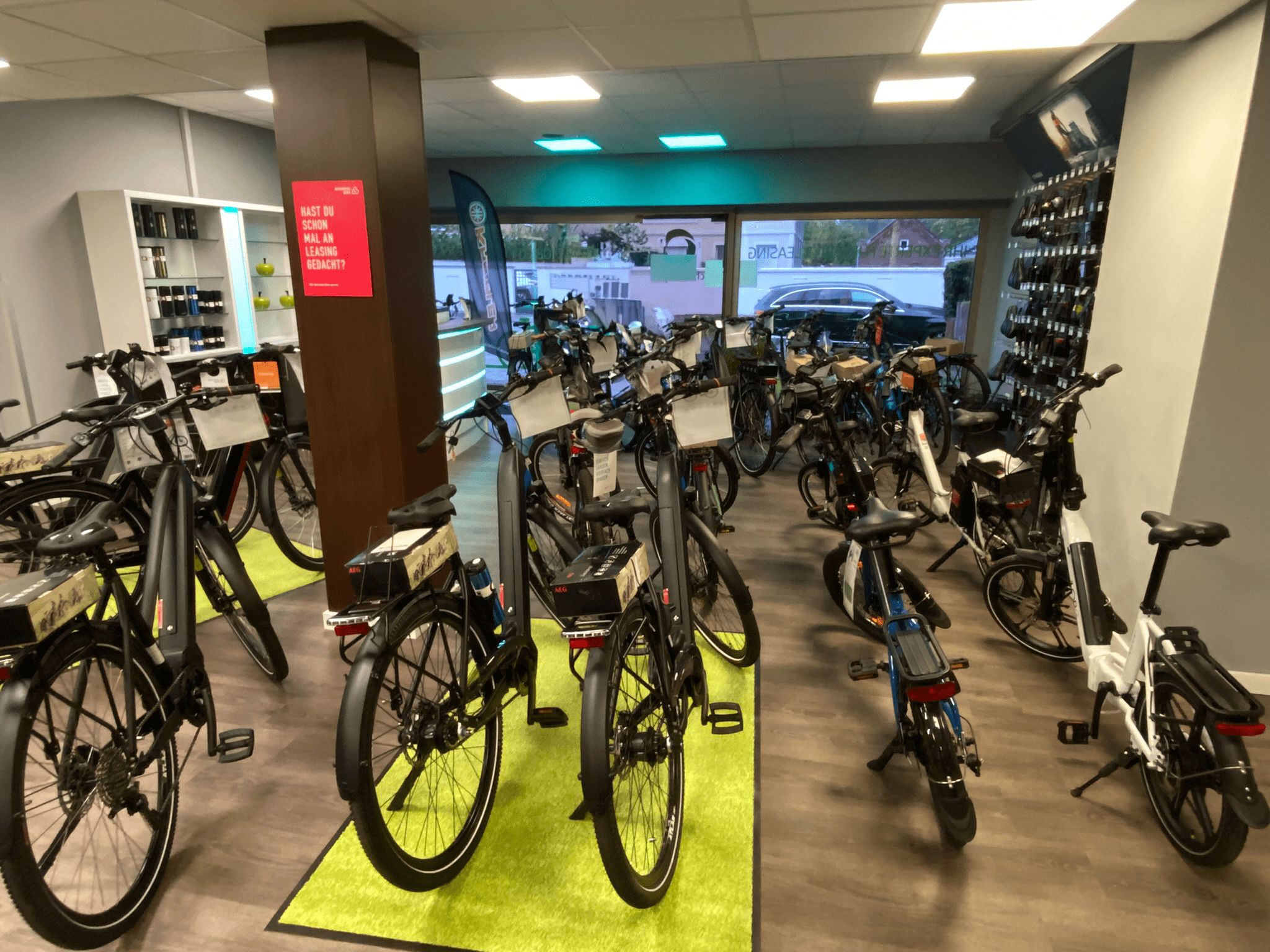 En cykeludlejningsstation med flere cykler og et skilt, der angiver et gebyr for udlejning.