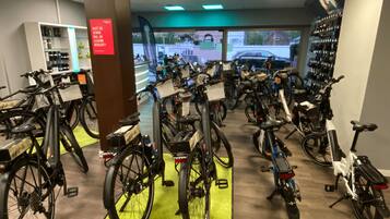 En cykeludlejningsstation med flere cykler og et skilt, der angiver et gebyr for udlejning.