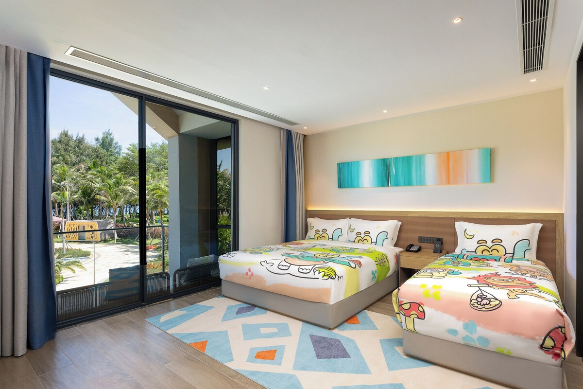 Een hotelkamer met twee bedden, een grote schuifpui naar een balkon en een modern design, met een kleurrijk abstract schilderij aan de muur.