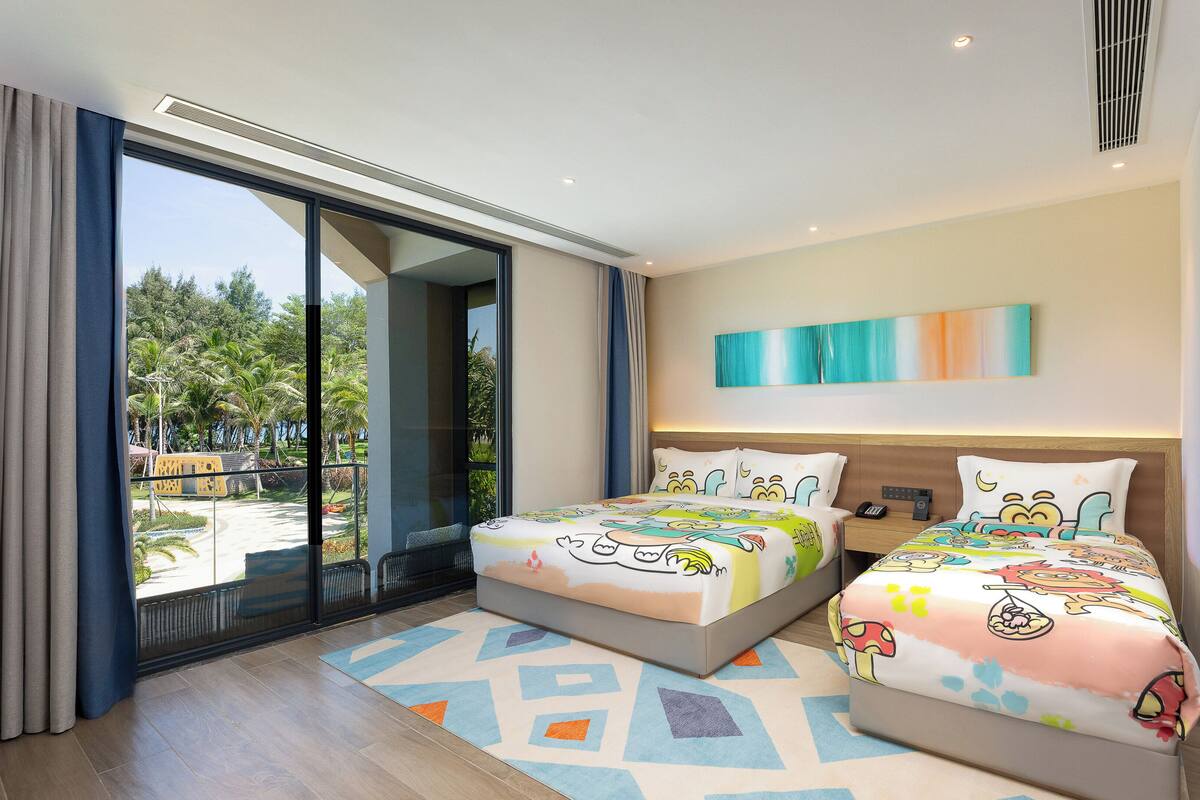 Habitación de hotel con dos camas, un amplio ventanal corredero que da a un balcón y un diseño moderno con un cuadro abstracto y colorido en la pared.