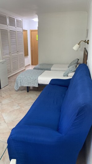 1 slaapkamer, een strijkplank/strijkijzer