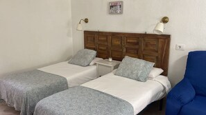 1 chambre, fer et planche à repasser