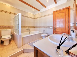 Hårtork och handdukar