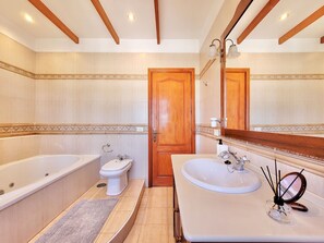 Sèche-cheveux, serviettes fournies