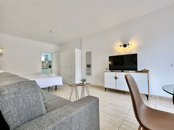 1 chambre, fer et planche à repasser
