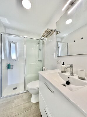 Sèche-cheveux, serviettes fournies