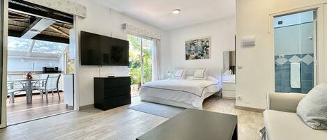 1 chambre, fer et planche à repasser