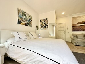 1 chambre, fer et planche à repasser