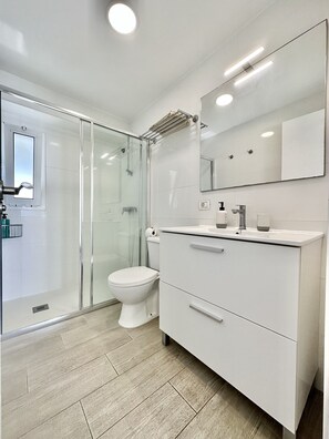 Sèche-cheveux, serviettes fournies