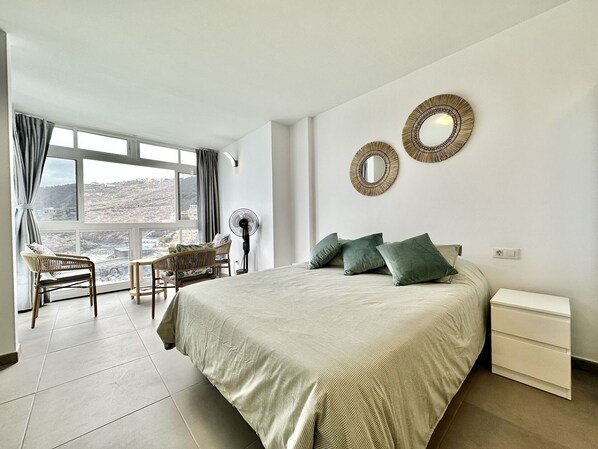 1 chambre, fer et planche à repasser