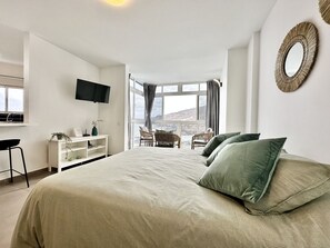 1 chambre, fer et planche à repasser