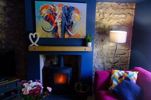 42-inch LED TV with cable channels, Netflix, streaming services - Wave Cottage Bristol (Bristol)