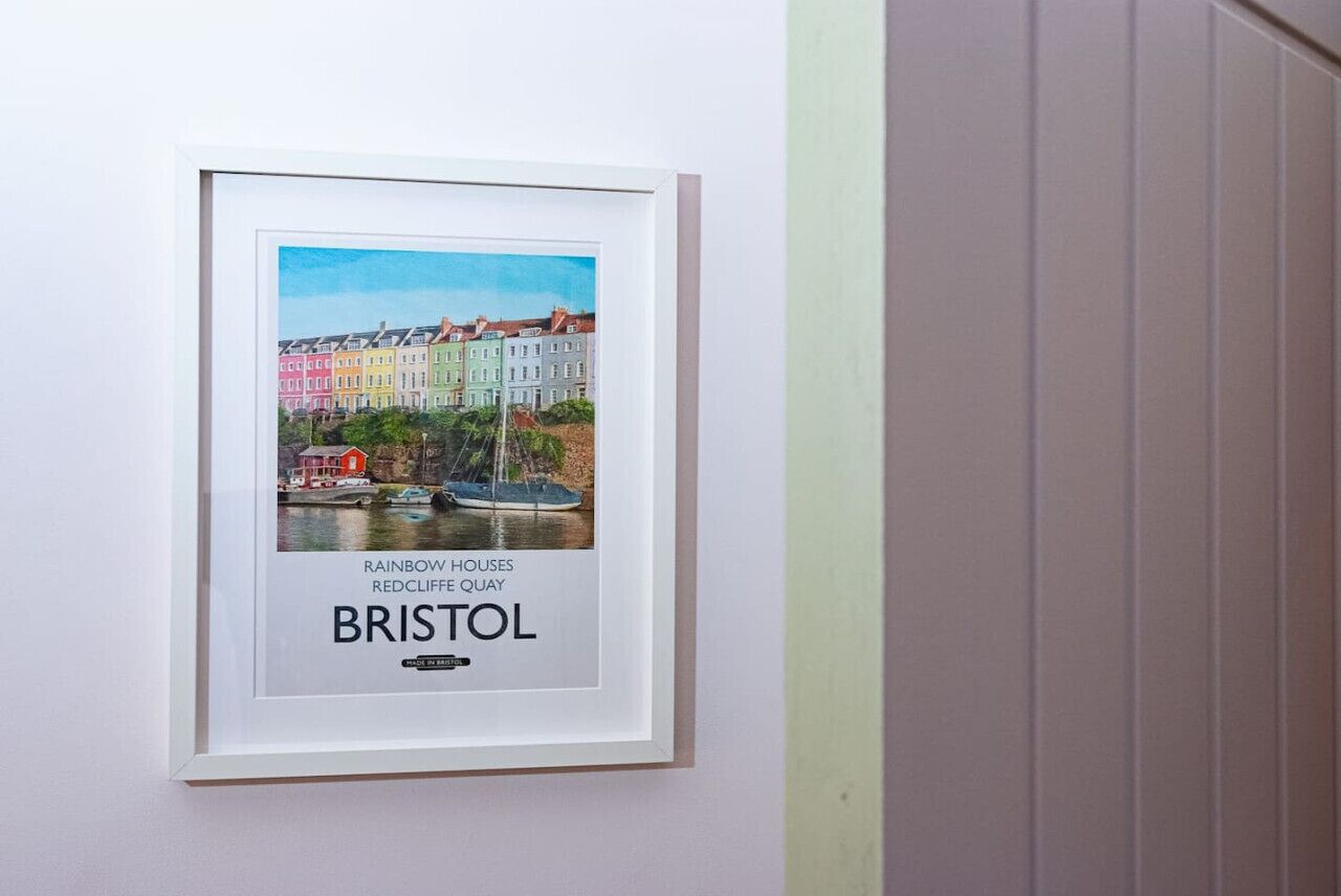 Fotograma de casas coloridas y un barco en Redcliffe Quay, Bristol.
