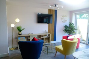 En 42-tommers LED-TV med kabel-kanaler samt Netflix og strømmetjenester