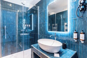 Estudio familiar, vistas a la ciudad | Baño | Ducha, artículos de higiene personal gratuitos y secador de pelo