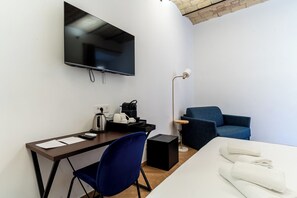 Deluxe-Zimmer, Blick auf den Innenhof | Minibar, Zimmersafe, Schreibtisch, laptopgeeigneter Arbeitsplatz