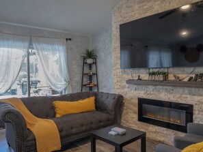 Una Smart TV, una chimenea, una oficina