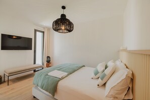 5 makuuhuonetta, työpöytä, silitysrauta/-lauta, vauvan matkasänky