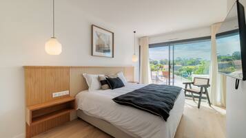 5 makuuhuonetta, työpöytÀ, silitysrauta/-lauta, vauvan matkasÀnky