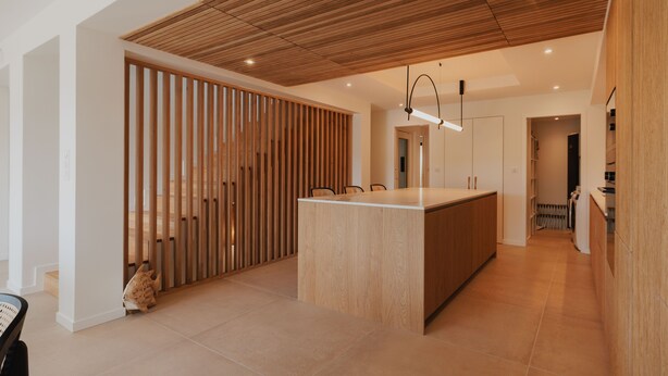 A modern kitchen with a wooden ceiling, a central island, and a sliding wooden partition. - Villa with private heated pool by the sea in Royan (Royan)