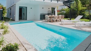 A modern two-story house with a swimming pool, outdoor furniture, and a garden. - Villa with private heated pool by the sea in Royan (Royan)