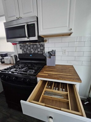 Nevera en la zona común, microondas y cafetera o tetera