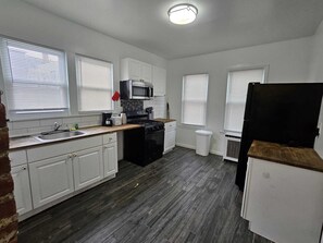 Réfrigérateur dans l'espace commun, micro-ondes, cafetière/bouilloire