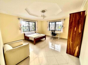 4 habitaciones, tabla de planchar con plancha, wifi y ropa de cama 