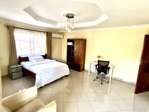 4 bedrooms, iron/ironing board, WiFi, bed sheets