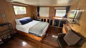 Family Suite | In-room safe, free WiFi, bed sheets