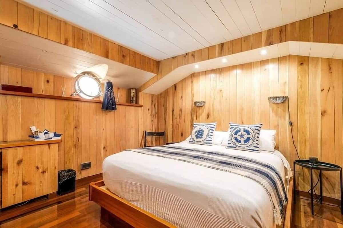 1 bedroom, in-room safe, free WiFi, bed sheets