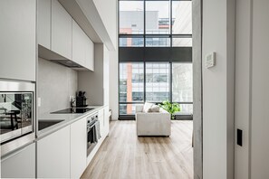 Geladeira, micro-ondas, cooktop, lava-louças