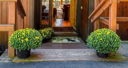 Chalet w/ Hot Tub & Sauna Near Holiday Valley