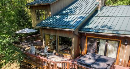 Chalet w/ Hot Tub & Sauna Near Holiday Valley