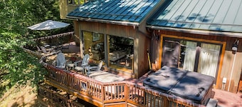 Chalet w/ Hot Tub & Sauna Near Holiday Valley