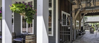 Chalet w/ Hot Tub & Sauna Near Holiday Valley